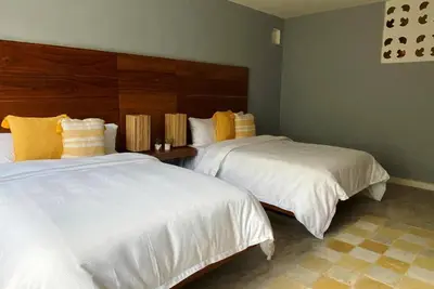 Habitación con 2 camas matrimoniales y alberca privada en el centro de Mérida.