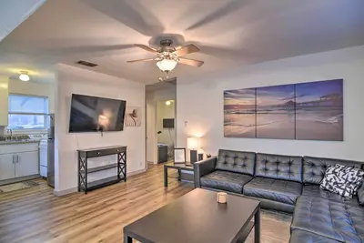 Image de Sun-Soaked Coastal Hideaway - Steps to Beach!