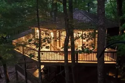 Image de Deluxe Romantic Couples Retreat inside Big Canoe with Hot Tub!