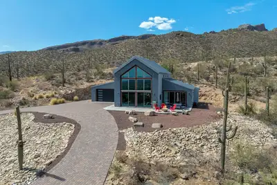 Image de Secluded Desert Mountainside A-Frame with Stunning Views
