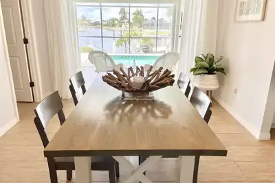 Image de Beautiful waterfront home