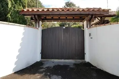 Image de maison familiale entre mer et ville avec piscine chauffée et sauna