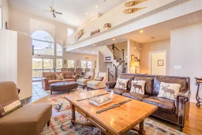 Image de Panoramic Mountain Views, Central Location, Private Hot Tub, 2 Car Garage