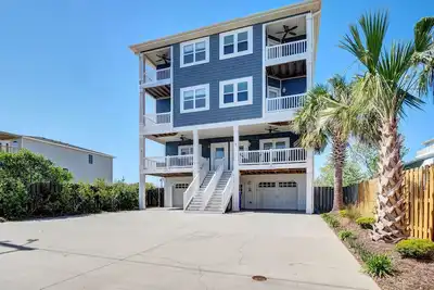 Image de Beautiful 5br/5ba duplex w/ private elevator plus all new furnishings and decor