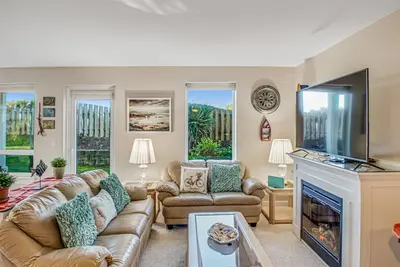 Image de Dog-Friendly, Ground-Floor Condo w/ Fireplace & Jetted Tub - Steps to Beach