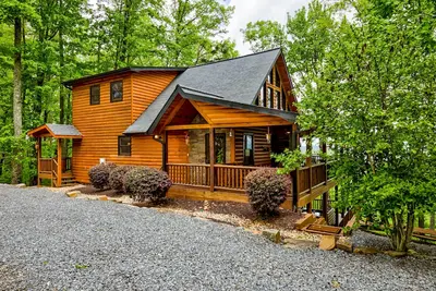 Snowbird-Friendly Lodge w\/Scenic Deck, Game Room, Hot Tub, High-Speed WiFi