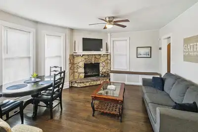 Image de Private 2 Bedroom Walk to downtown Libertyville