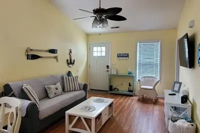 Image de Charm Your Sol- < 3 miles to Carolina Beach!