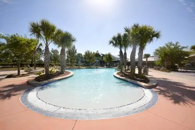 Image de Fall rates! 4 min walk to beach🏖️Heated pool, golf cart, Sup, bikes! Family Fun!