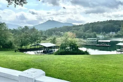Image de Catch N Relax - by Chatuge Home Concierge <br>Hot tub, fire pit, private dock with boat slip