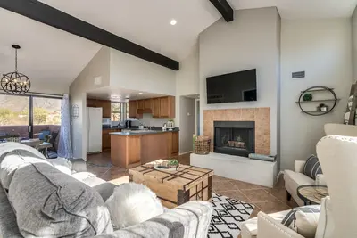 Image de Wake Up to Majestic Mountain Views in a Vaulted 2br 2 Bath cozy getaway!