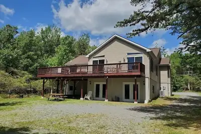 Image de Lakefront - Hot Tub, Gameroom, Beach, Playground, Firepit, 5 min to Ski Resorts