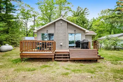 Image de Dog-friendly lakefront home with high-speed WiFi, dock, private w\/d, & firepit