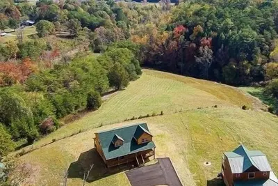 Image de Two Cabins! Themed Bunk Rooms for The Kids, Family Friendly, Hot Tubs, Mtn Views
