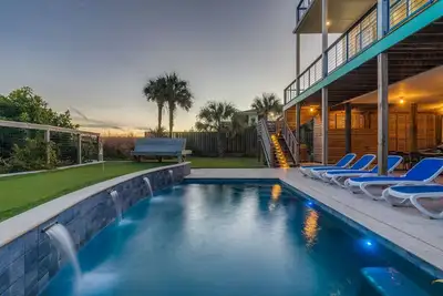 Image de Exquisite Oceanfront Oasis: Immerse in Luxury with Pool & Putting Green at this