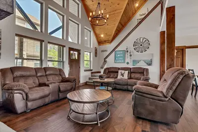 Stunning Lakefront Lodge on Indian Point! 7 Br, 6ba! Boat Silp Included