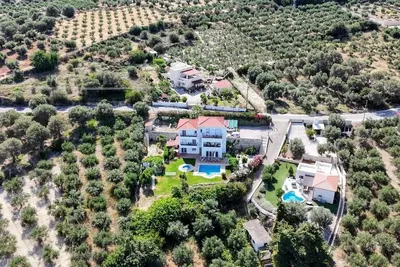 Image de New - Villa Cornelia with pool. B. 1-room apartment. Sea view over olive groves