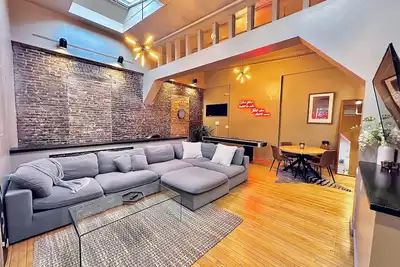 Image de Large loft style apartment in the middle of downtown with rooftop patio.