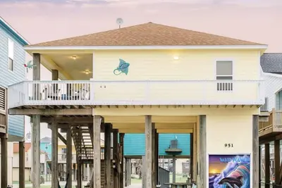Image de Fenced Yard ~ Cargo Lift ~ Fire Pit ~ 3-minute walk to beach!