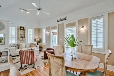 Image de Lola’s Carriage House - free bikes, close to pool, & seconds to beach