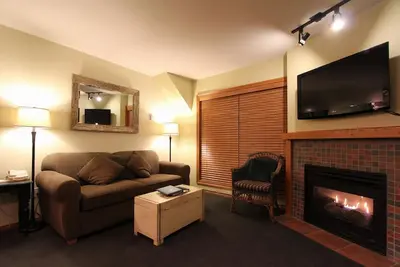 Image de Glaciers Reach #66 | 2 Bedroom with Kitchen, Fireplace and Private Hot Tub