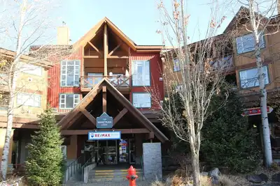 Image de Marketplace Lodge #201 | 1 Bedroom + Den with Kitchen and Fireplace