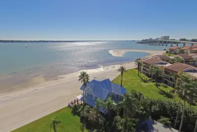 Image de Beach Front Luxury Home on Private Beach. All about Location, Location.