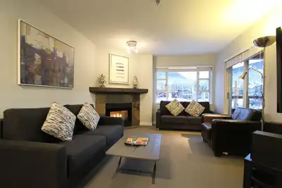 Image de Marketplace Lodge #227 | Deluxe 1-Bedroom with Kitchen and Fireplace