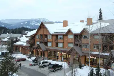 Image de Marketplace Lodge #247 | Studio with Kitchen, Fireplace, and Balcony