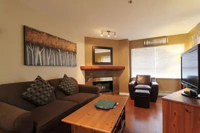 Image de Marketplace Lodge #328 | Deluxe 1 Bedroom with Kitchen and Fireplace