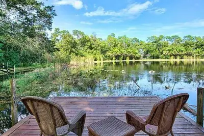 Image de Serene lakeside view, kayaking and family friendly