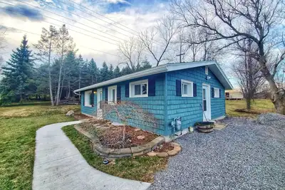 Image de The bungalow @ T. Spex Eyewear is a cozy, convenient stay in Canandaigua!