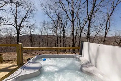Image de Rustic Boars Nest Cabin with a Hot Tub