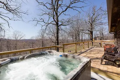 Image de Rustic Fox Den Cabin with a Hot Tub