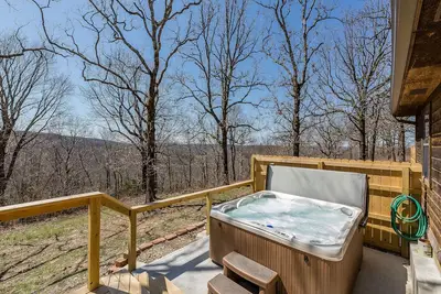 Image de Rustic Lazy Bear Cabin with a Hot Tub