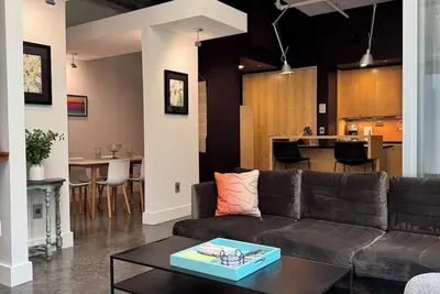 Image de Upscale Condo with Private Entry! Walk to Downtown Restaurants & Shops!
