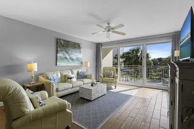 Image de Sterling Shores 207 - Destin, Gulf View, Heated Community Pool, Exercise Room!