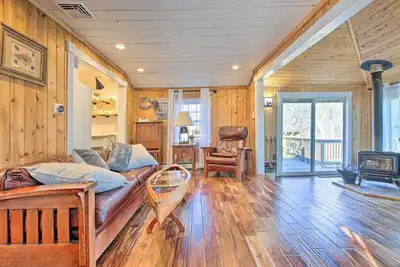 Image de Cozy Lakefront Cottage w/ Fire Pit, Grill & Views!