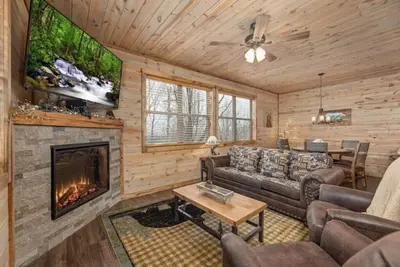 Image de Dreamy Bear Lodge | Luxury Cabin with Game Loft, Hot Tub & Mountain Views