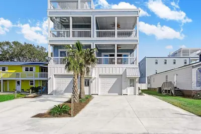 Image de Gorgeous 3 story beach home with stunning ocean views!