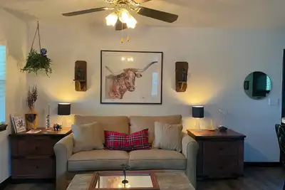 Image de Kerrville Cottage minutes from the 10 Hwy. A perfect blend of city and country.