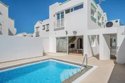 Image de Maison de vacances 'Casa Oasis' avec piscine, Wi-Fi, climatisation et terrasse.
