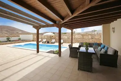 Image de Villa 'Casa Rural Teberite' avec vue sur les montagnes, piscine, Wi-Fi et jardin.