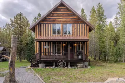Image de Cozy Cabin Nestled in the Pines