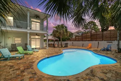 Image de Coastal Retreat w/Private Pool + Firepit | 3-Min Walk to Beach Access | 4 Bikes