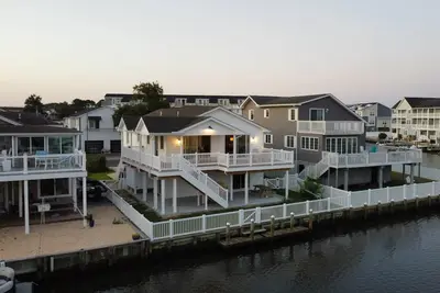 Image de Canal Front Views, Boat Dock, Kayaks, 10\" Walk to the Beach, Free Activities inc. Golf at Bear Trap.
