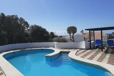 Image de 3 min. à pied de la plage, Bini Perla, vue mer, endroit ensoleillé et calme