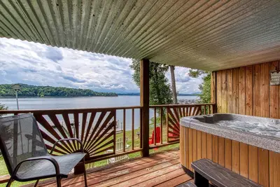 Image de Live Luv Lake -On The Lake, $1089 Free tickets each paid day, Dollywood and More