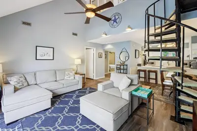 Image de Complimentary activities, a $300 Weekly value! ! Bright and pretty second floor 3-bedroom, 2 bath Sea Colony unit