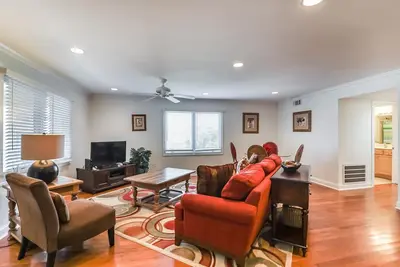Image de Affordable Condo Located Close to the Beach & the Pier Oceanfront Cottage Rentals Home Collection